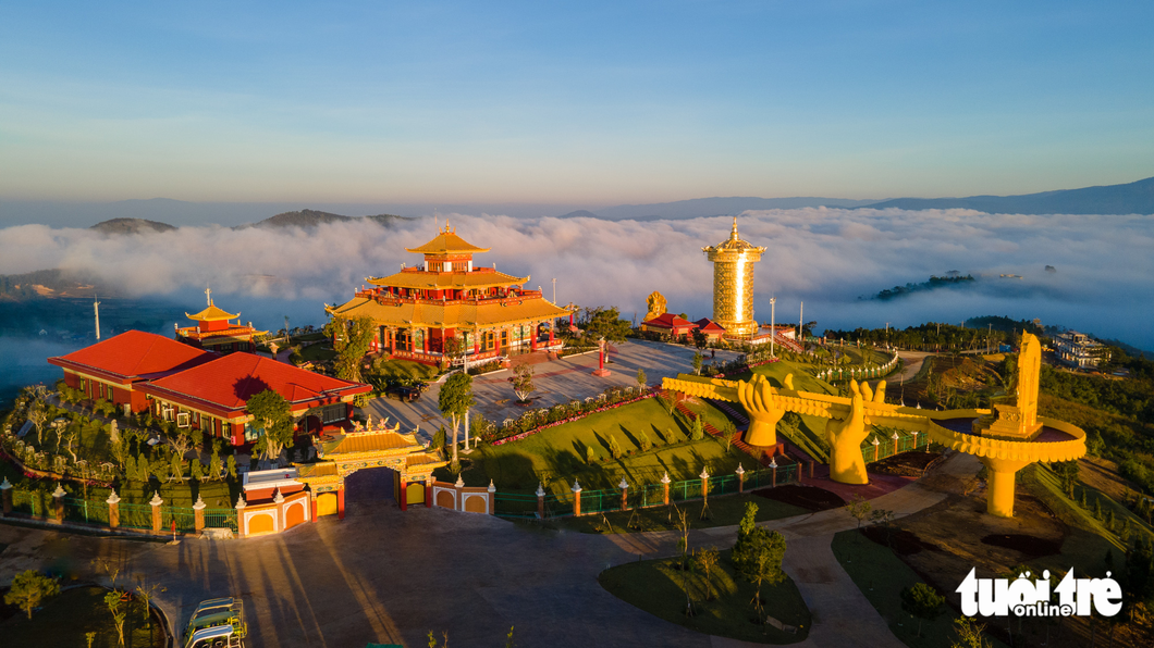 Urkunde „spiritueller Kulturraum” an Samten Hills Dalat überreicht