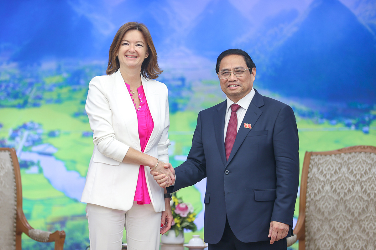 Premierminister Pham Minh Chinh empfängt die stellvertretende Ministerpräsidentin Sloweniens