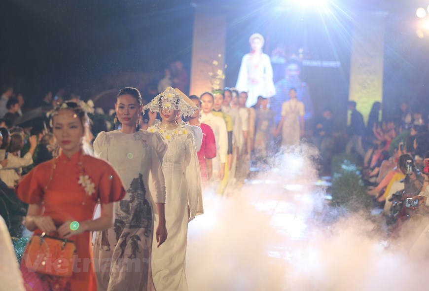 Modenschau der Tracht Ao Dai in Italien