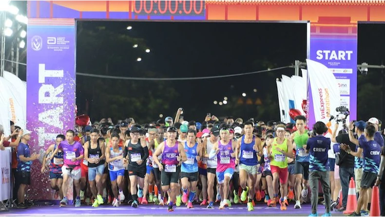 8000 Sportler nehmen an VnExpress Marathon Da Nang Midnight 2024 teil