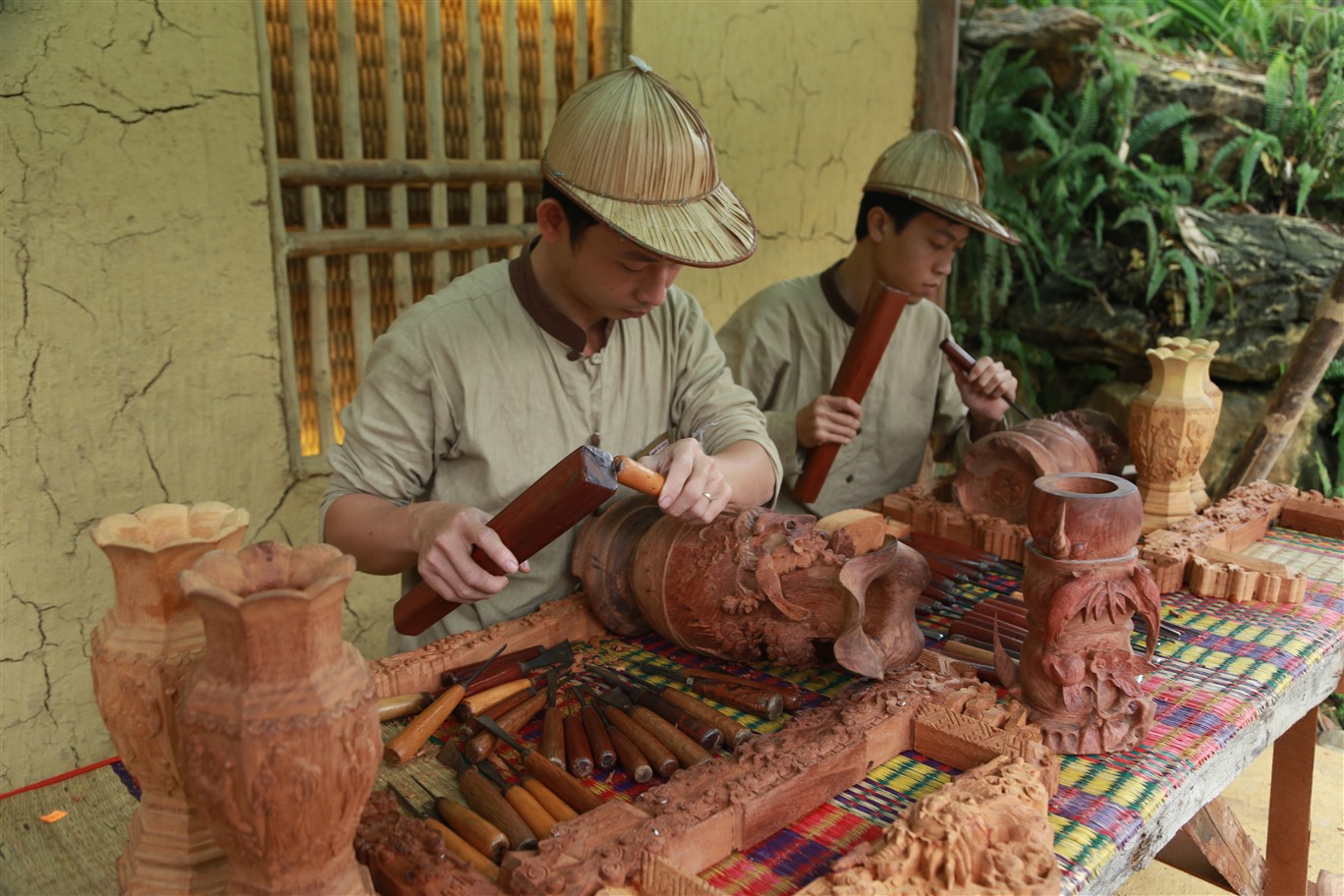 Memperkenalkan sepintas lintas tentang kerajinan mengukir kayu di Vietnam