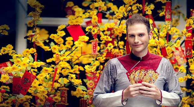 Orang asing menyambut Hari Raya Tet tradisional Vietnam