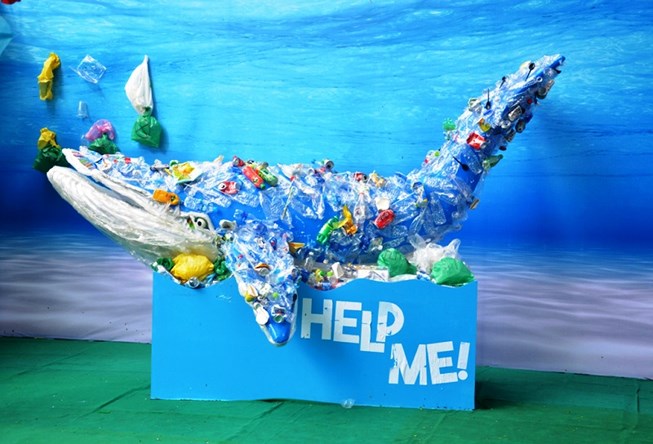 Para seniman muda Vietnam menyebar-luaskan pesan “katakanlah tidak terhadap plastik sekali pakai”