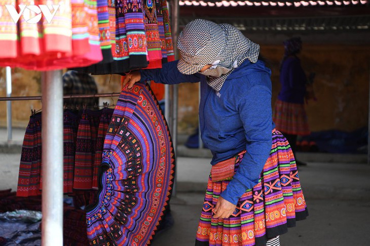 Warna Kain Ikat di Pasar Pa Co