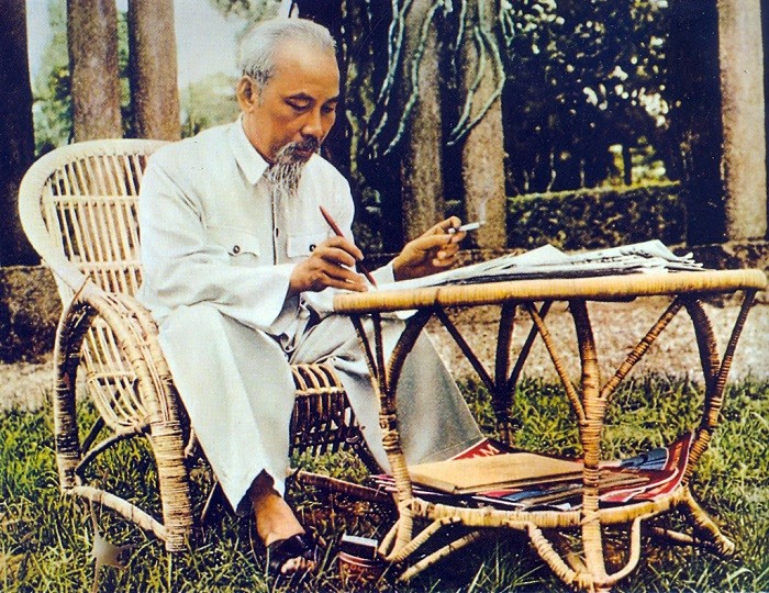 Perkenalan Sepintas tentang Kehidupan Presiden Ho Chi Minh dalam Revolusi dan Perkebunan Pohon Kelapa Sawit di Vietnam.