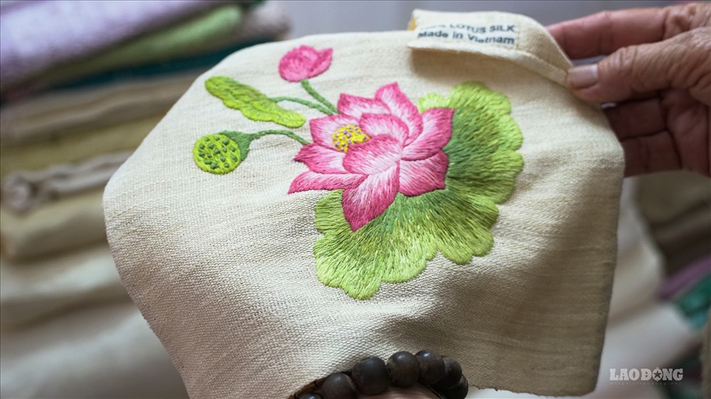 Perkenalan Sepintas tentang Kain yang terbuat dari Batang Teratai dan Hari Penyandang Disabilitas dan Martir