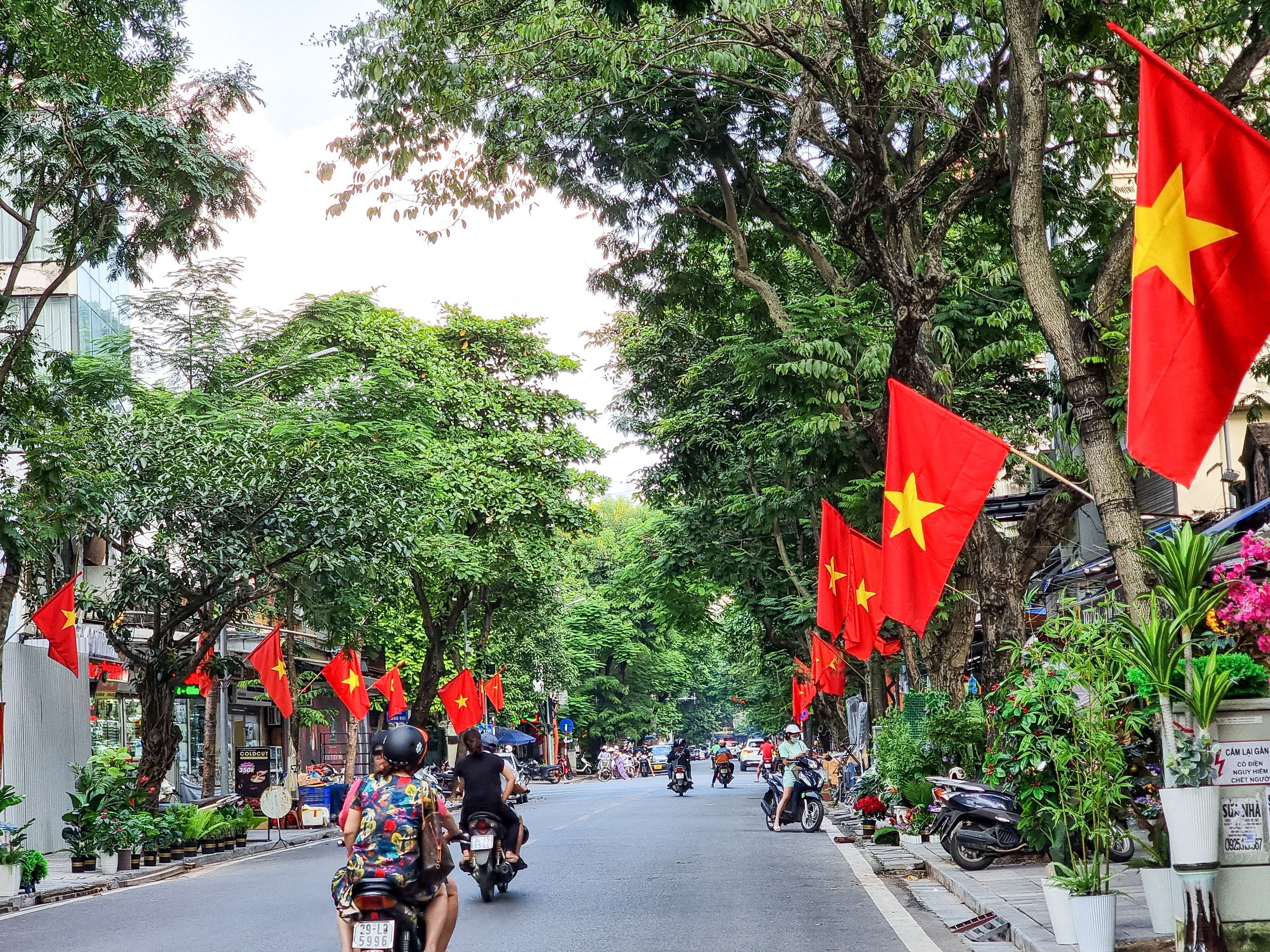 Kota Hanoi Penuh Dengan Bendera dan Bunga Untuk Merayakan Hari Nasional 2 September