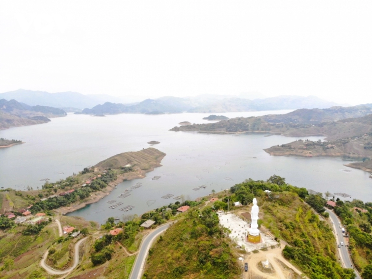 Le réservoir hydroélectrique de Son La: Une 'mer' dans la jungle du Nord-Ouest