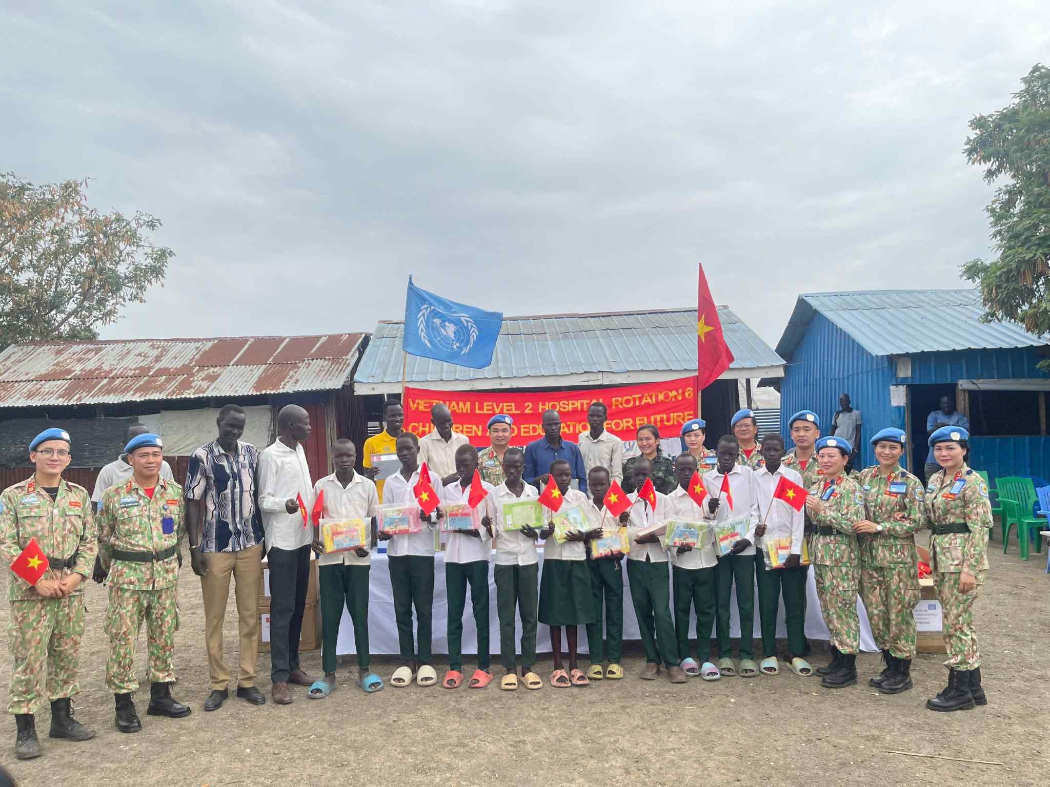 Journée internationale des enfants: Les Casques bleus vietnamiens apportent la joie aux enfants du Soudan du Sud