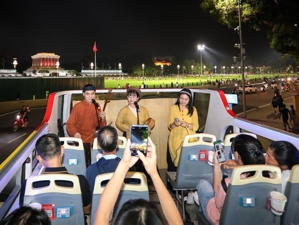 Le Xâm prend le bus: quand l'art traditionnel vietnamien investit les transports urbains