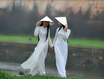 ภาพของหญิงสาวเมืองเว้ในชุดอ๋าวหย่ายสีขาว - สัญลักษณ์แห่งความโรแมนติกของเมืองเว้