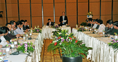 หัวหน้าคณะกรรมการประชาสัมพันธ์และให้การศึกษาส่วนกลางแลกเปลี่ยนข้อราชการกับคณะกรรมการพรรคสาขาจังหวัด Quảng Ninh