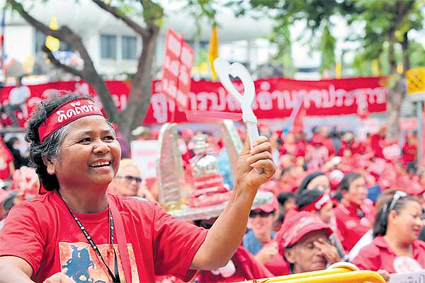 กลุ่มคนเสื้อแดงเรียกร้องให้วุฒิสภาถอดถอนตุลาการศาลรัฐธรรมนูญ
