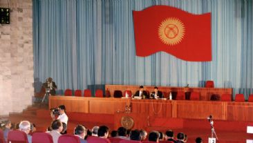 พรรคร่วมรัฐบาลของคีร์กีซสถานประกาศยุบรัฐบาลผสม
