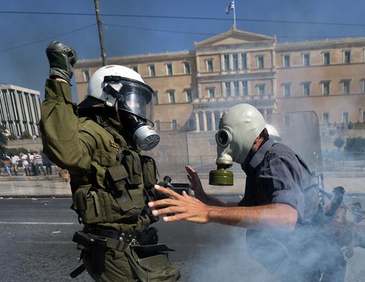 การชุมนุมในกรีซบานปลายจนเกิดการปะทะ