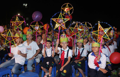 กิจกรรมฉลองเทศกาลสาร์ทไหว้พระจันทร์ทั้งในและต่างประเทศ