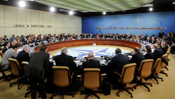 รัฐมนตรีกระทรวงกลาโหมนาโต้หารือเกี่ยวกับโครงการสมาร์ทดีเฟนส์และหน้าที่ของนาโต้ในอัฟกานีสถาน