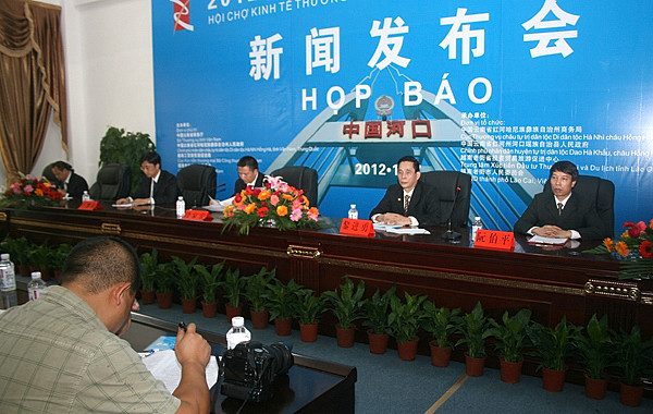 การเสวนาเพื่อประเมินผลความร่วมมือในปี 2012 ระหว่างจังหวัด Lào Cai กับมณฑลยูนนาน