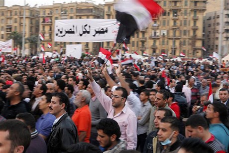 เกิดการชุมนุมครั้งใหญ่เพื่อคัดค้านกฤษฎีกาของประธานาธิบดี โมฮัมเหม็ด มอร์ซี