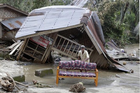 มีผู้เสียชีวิตและสูญหายจากไต้ฝุ่นโบพาเกือบ 900 คนในฟิลิปปินส์