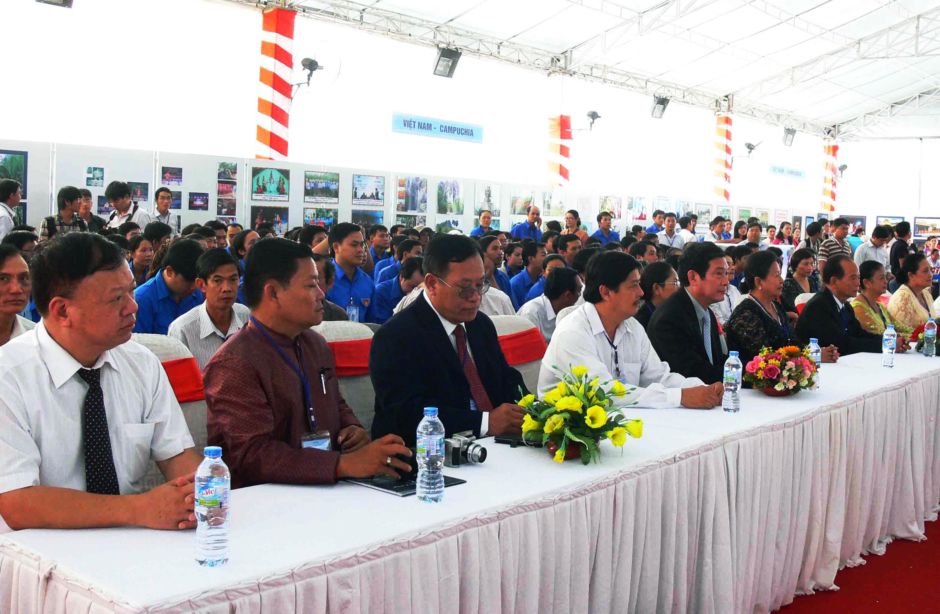 วันงานแลกเปลี่ยนวัฒนธรรมและศิลปะจังหวัดต่างๆตามแนวชายแดนระหว่างเวียดนามกับกัมพูชาปี 2012