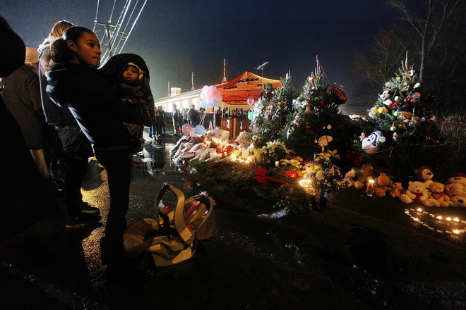 พิธีไว้อาลัยเหยื่อที่เสียชีวิตจากเหตุกราดยิงในรัฐคอนเนตทิคัต