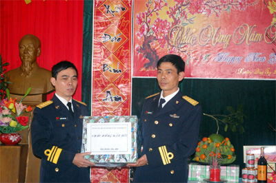 มอบสิ่งของที่จำเป็นสำหรับตรุษเต๊ตให้แก่เจ้าหน้าที่และทหารในจังหวัด Quảng Ninh