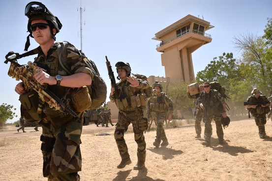 ฝรั่งเศสและสหรัฐถ่ายโอนปฏิบัติการทางทหารในมาลี