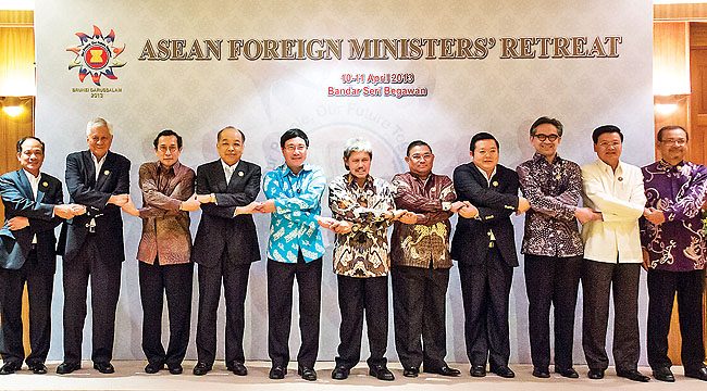 อาเซียนเดินหน้าก้าวไปสู่ประชาคมอาเซียนอย่างมั่นคง