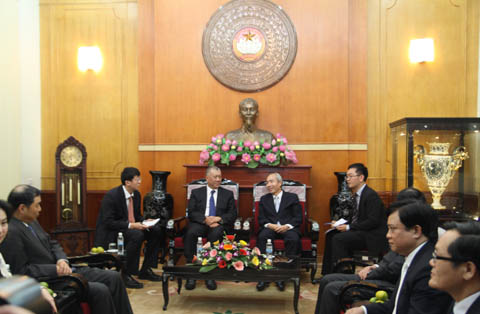 ประธานแนวร่วมปิตุภูมิเวียดนามให้การต้อนรับรองประธานแนวร่วมจีน