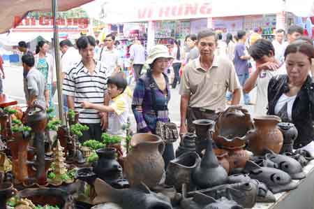 งานแสดงสินค้านานาชาติ Tịnh Biên - An Giang ประจำปี 2013 ได้เปิดขึ้นแล้ว