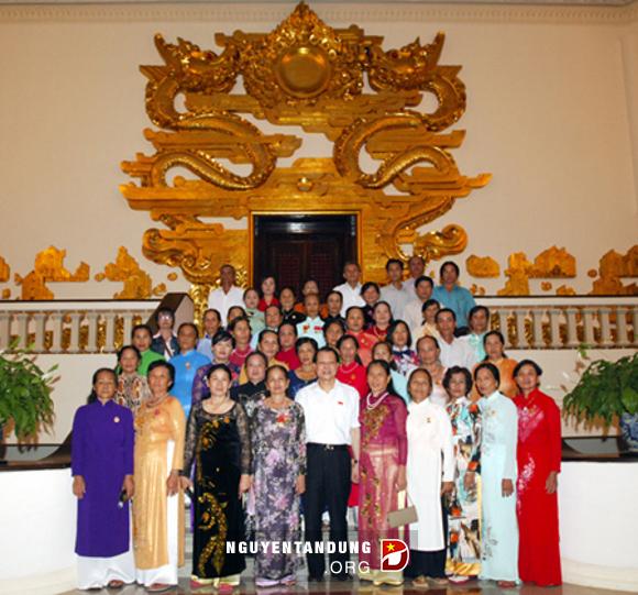 ท่าน Vũ Văn Ninh รองนายกรัฐมนตรีเวียดนามให้การต้อนรับคณะผู้แทนทหารผ่านศึกหญิงของจังหวัด Cà Mau