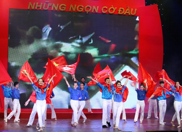 การแสดงศิลปะในโอกาสรำลึกครบรอบ ๖๕ ปีวันประธานโฮจิมินห์ออกคำเรียกร้องแข่งขันรักชาติ