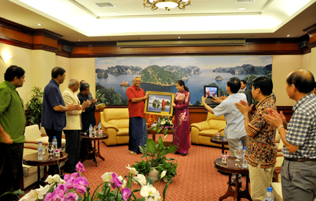 ประธานรัฐสภาศรีลังกาเดินทางไปเที่ยวชมอ่าวฮาลอง