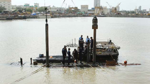 เรือดำน้ำ ไอเอ็นเอส สินธุรักชัก เกิดระเบิดและเพลิงไหม้