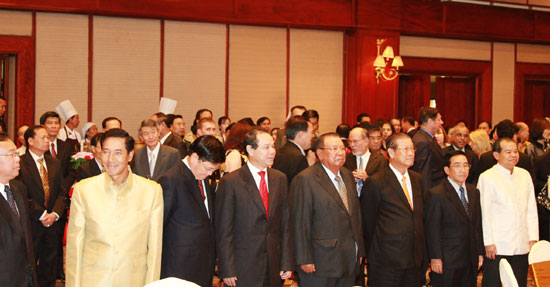 เตรียมพร้อมให้แก่พิธีฉลองครบรอบ 68 ปีวันชาติเวียดนาม ณ ประเทศลาว