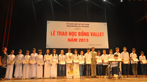 พิธีมอบทุนการศึกษา Vallet ให้แก่นักเรียนและนักศึกษาดีเด่น