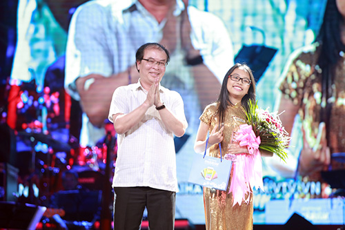 เพลง ฤดูน้ำหลากในบ้านเกิดฉันติดอันดับหนึ่งสองเดือนติดต่อกัน