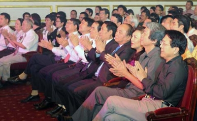 มอบรางวัลการประกวดเรียงความเกี่ยวกับการปฏิบัติตามแบบอย่างคุณธรรมของประธานโฮจิมินห์