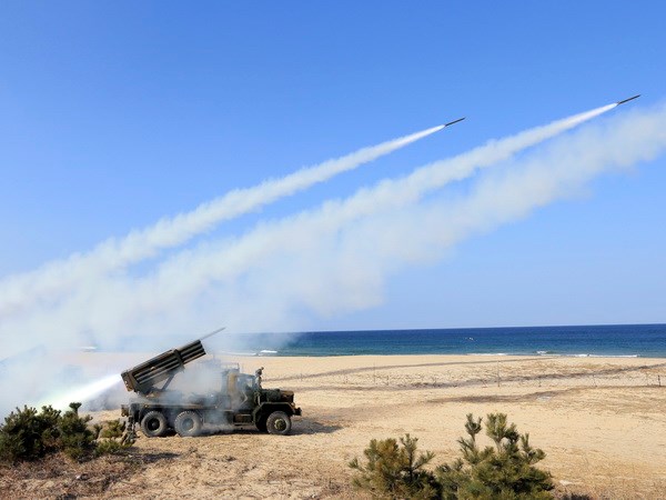 ผู้นำสาธารณรัฐประชาธิปไตยประชาชนเกาหลีชี้นำการยิงทดสอบขีปนาวุธทางยุทธวิธี