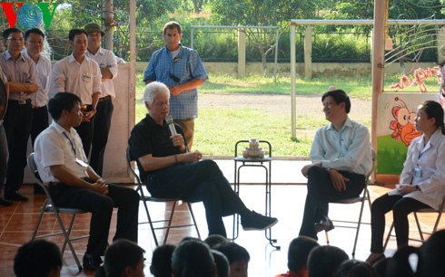 นาย บิล คลินตัน อดีตประธานาธิบดีสหรัฐไปเยือนศูนย์ดูแลเด็กติดเชื้อเอดส์ ที่อำเภอบาหวี่ กรุงฮานอย