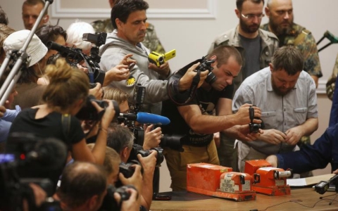 มอบผลการวิเคราะห์ข้อมูลจากกล่องดำของเที่ยวบินเอ็มเอช 17 ให้แก่เนเธอร์แลนด์