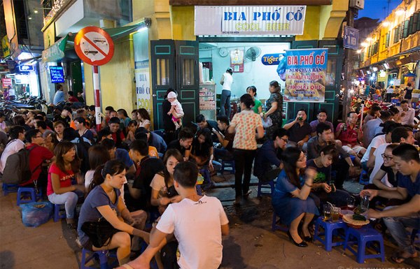 ร้านอาหารริมฟุตบาทในย่านโบราณฮานอย