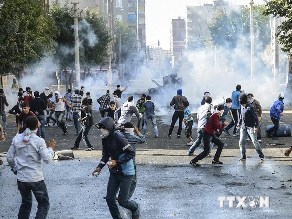 จำนวนผู้ด้รับบาดเจ็บจากการชุมนุมประท้วงเกี่ยวกับกลุ่มไอเอสในตุรกีเพิ่มขึ้น