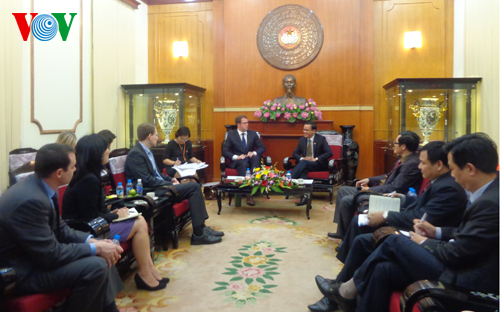 ผู้บริหารแนวร่วมปิตุภูมิให้การต้อนรับคณะผู้แทนสภาผู้บริหารทางการเมืองรุ่นใหม่ของสหรัฐ