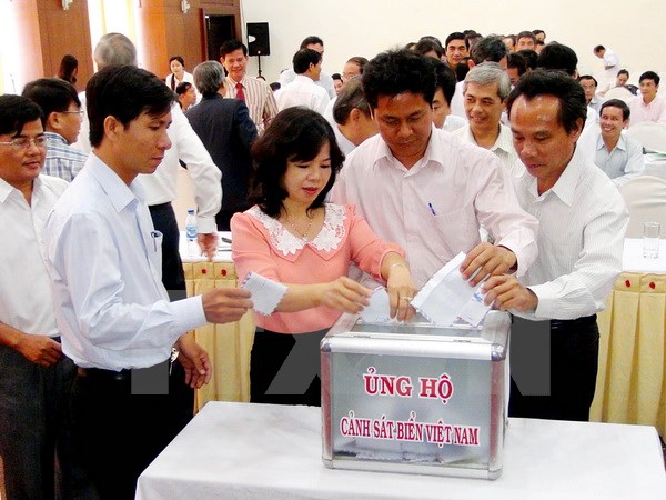 มอบเงินเกือบ 1.3 พันล้านด่งให้แก่กรมตรวจการประมงและกองบัญชาการตำรวจทะเลเวียดนาม