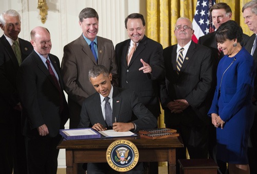 ประธานาธิบดีสหรัฐลงนามร่างรัฐบัญญัติเกี่ยวกับอำนาจการเจรจาอย่างรวดเร็ว