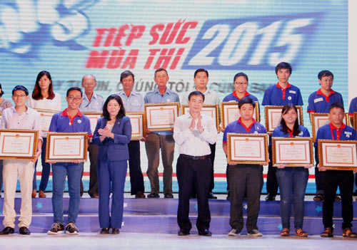 สนับสนุนกิจกรรมนักศึกษาอาสาช่วยเหลือการสอบจบมัธยมปลายปี 2015