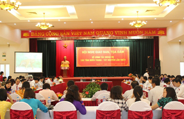 การเสวนาเกี่ยวกับงานด้านการต่างประเทศของจังหวัดทางภาคกลางและเตยเงวียน