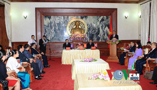 มอบเข็มที่ระลึก “เพื่อภารกิจของศาล”ให้แก่หัวหน้าศาลลาวและกัมพูชา